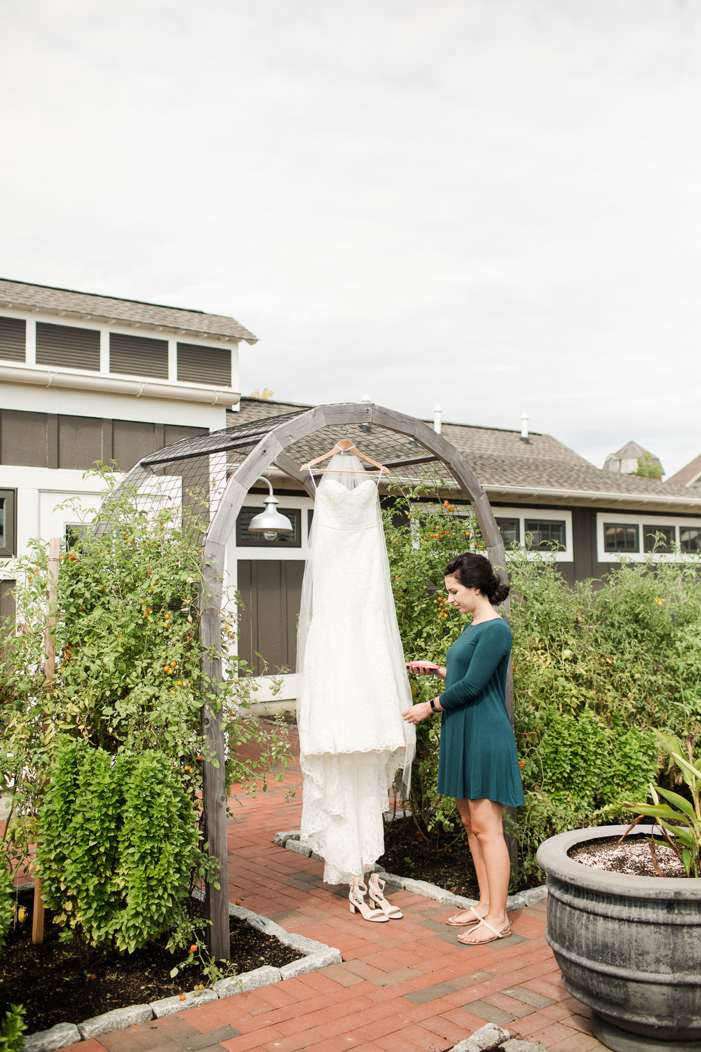 Annapolis wedding photographer that creates light, luxurious images.